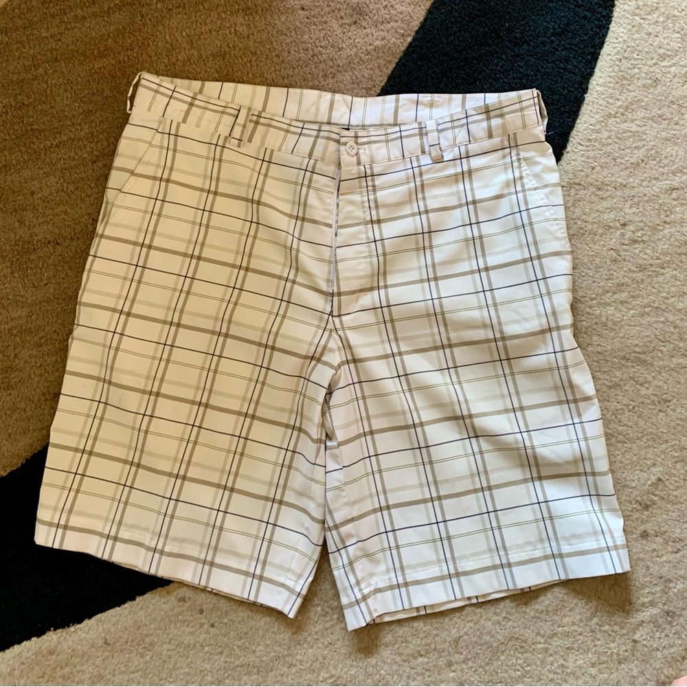 LN Nike Men's White, Taupe and Black Plaid Shorts. 2 Side Pockets & 2 flat back